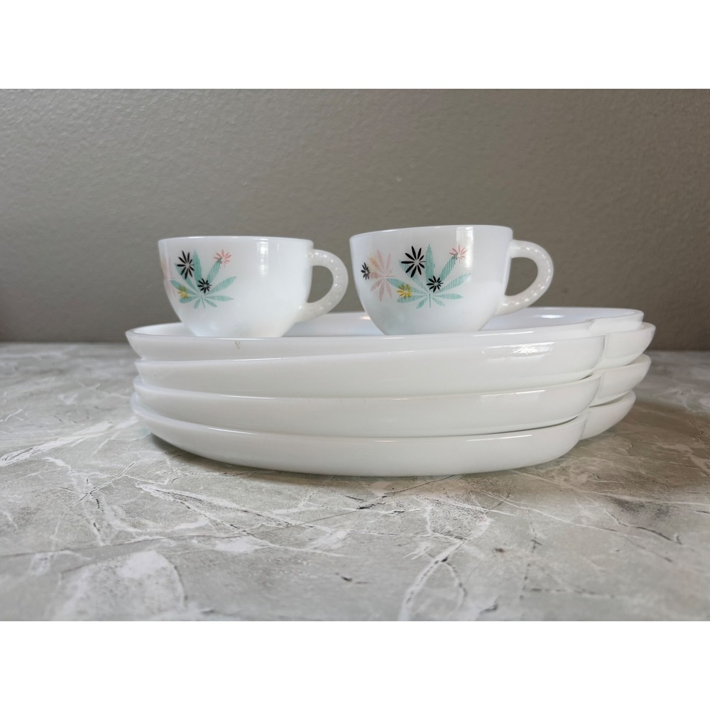 Vintage Atomic Flower White Federal Milk Glass‎ Snack Plates 4 Plates 2 Cups MCM